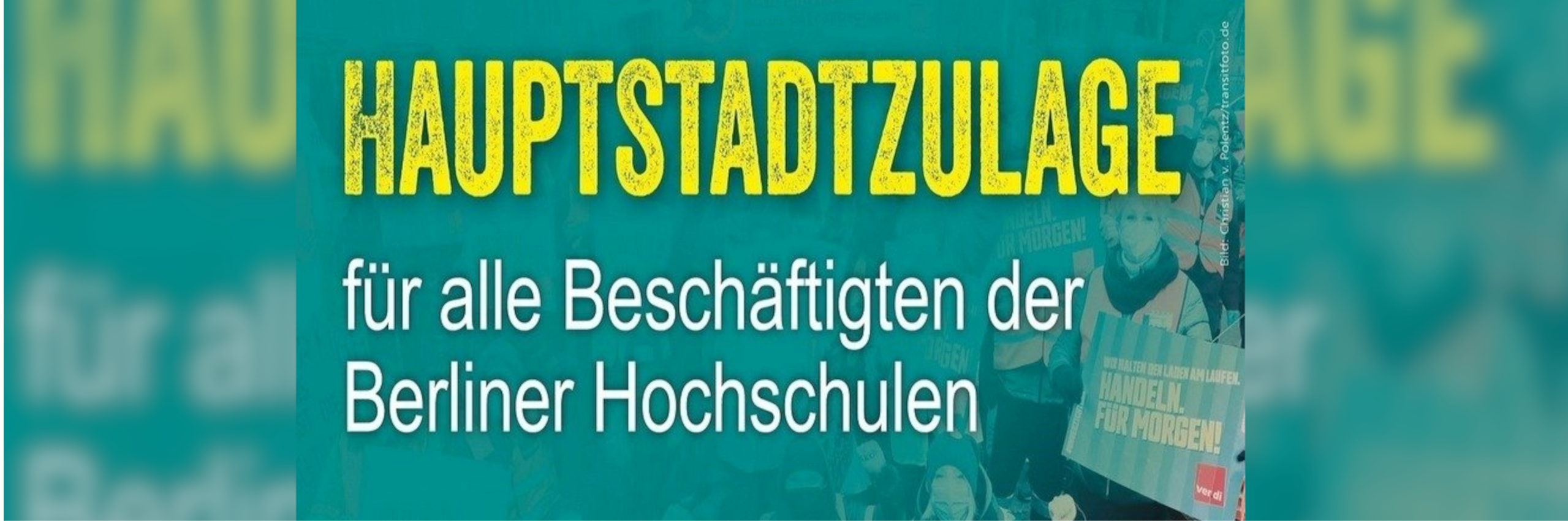 Ein Mensch mit verdi-Weste, der ein Schild hält. Text: Hauptstadtzulage für alle Beschäftigten der Hochschulen